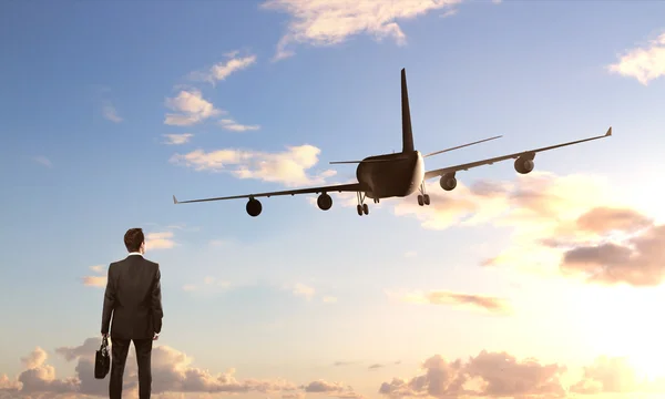 Uomo d'affari che guarda in aereo — Foto Stock