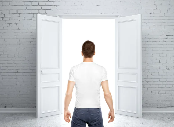 Man and opened door — Stock Photo, Image