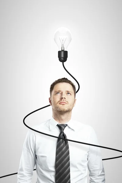 Homem e lâmpada com cabo — Fotografia de Stock