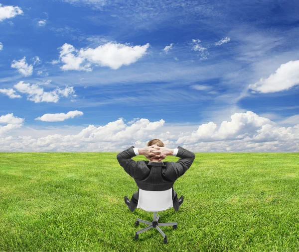 Businnessman sitting on nature — Stock Photo, Image