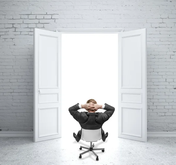 Man in baksteen kamer — Stockfoto