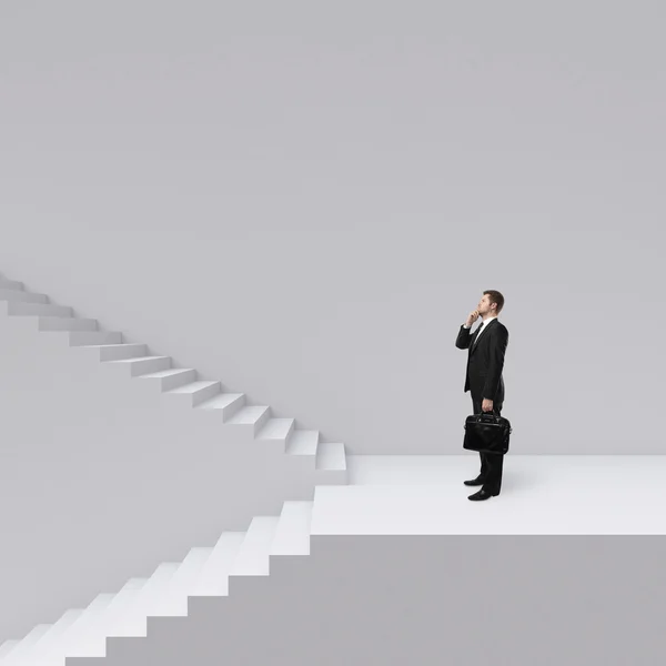 Бізнесмен стоїть на сходах — стокове фото