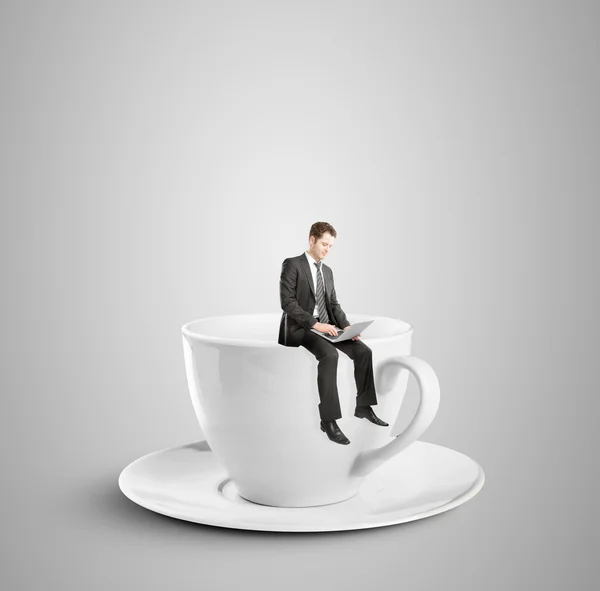 Man zit op cup — Stockfoto