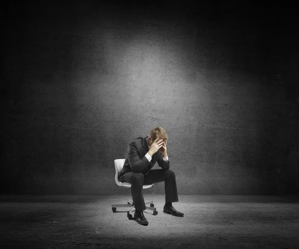 Triste homem de negócios sentado — Fotografia de Stock