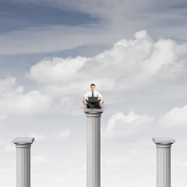 Homme assis sur la colonne — Photo