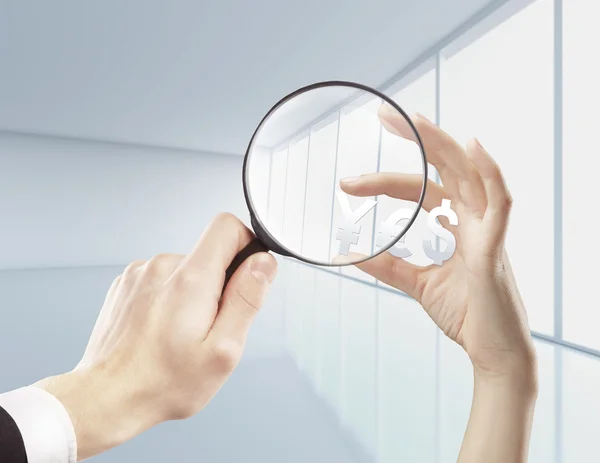 Magnifying glassin hand — Stock Photo, Image