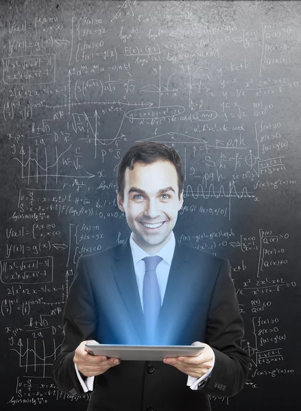 Geschäftsmann mit Tablet — Stockfoto