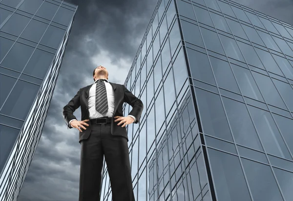 Edificios de oficinas y de hombres — Foto de Stock