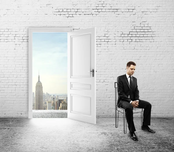 Mann sitzt im Zimmer — Stockfoto