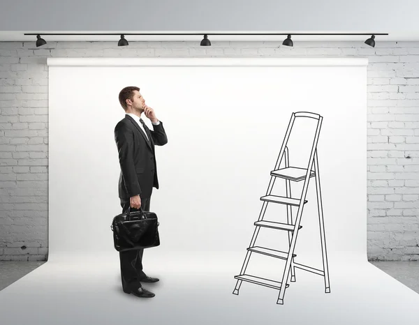 Zakenman kijken naar ladder — Stockfoto