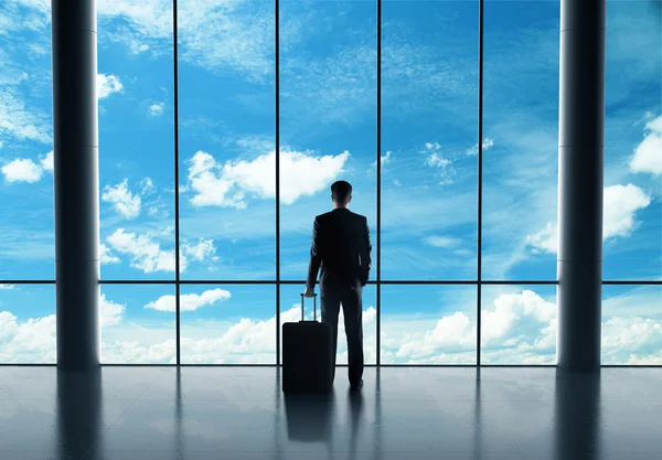 Homme d'affaires à l'aéroport — Photo