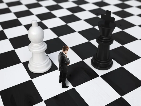 Hombre en tablero de ajedrez —  Fotos de Stock