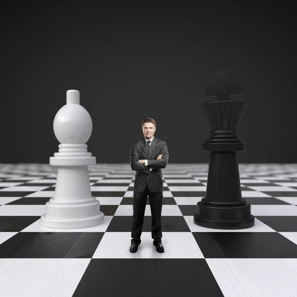 Человек на шахматной доске — стоковое фото