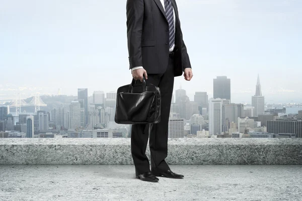 Hombre de negocios colgado de una cuerda — Foto de Stock