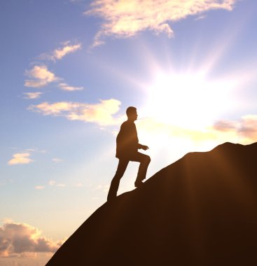 kayanın üzerinde yürüyen adam