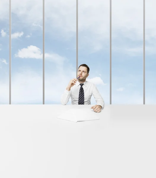 Hombre de negocios sentado en la oficina — Foto de Stock