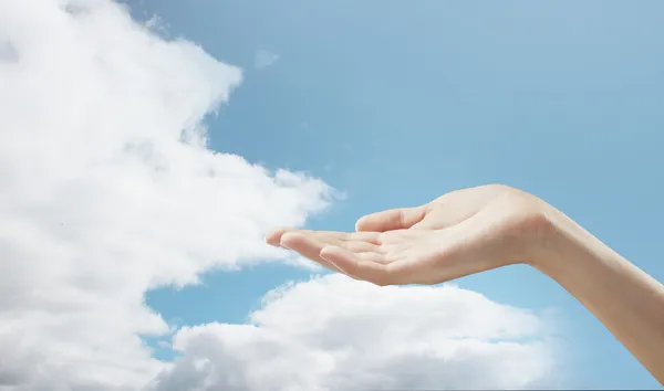 Hand und Himmel — Stockfoto