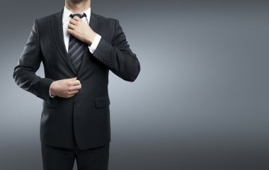 işadamı kravatını ayarlar