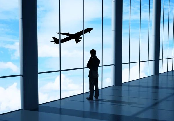 Homme d'affaires à l'aéroport — Photo