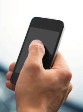 El ele tutuşan telefon