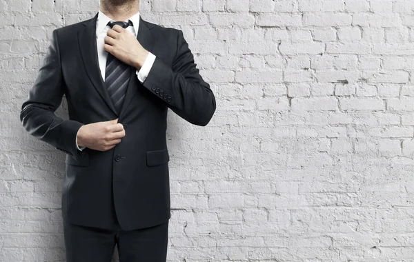 işadamı kravatını ayarlar