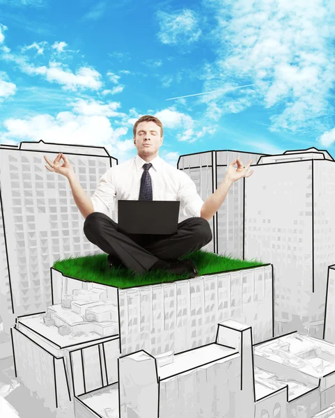 超高層ビルの上に座っての実業家 — ストック写真