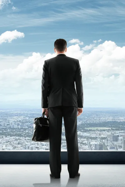 Businessman looking to city — Stock Photo, Image