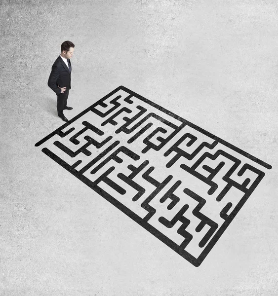 Empresário olhando labirinto — Fotografia de Stock
