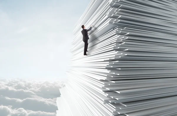 Young man climbing up — Stock Photo, Image