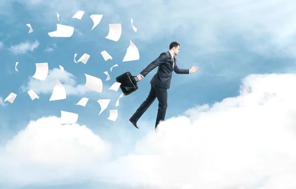Бізнесмен стрибає з хмари — стокове фото