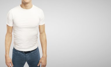 t-shirt giyen