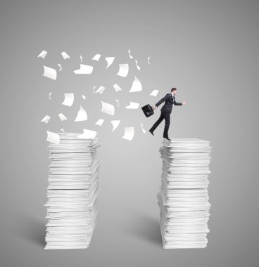 adam üst gazetelerden atlama