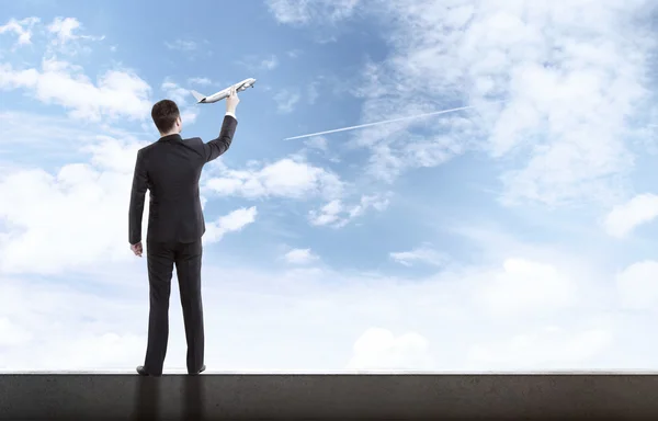 Homem segurando avião — Fotografia de Stock