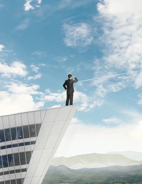 Бізнесмен стоїть на даху — стокове фото