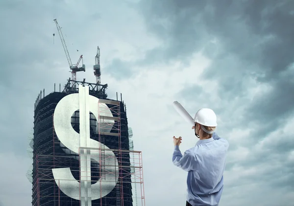 Builder och downtown med dollar — Stockfoto