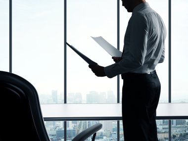 kağıt ile işadamı