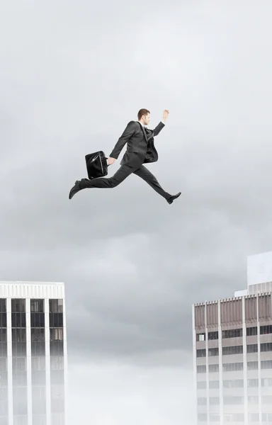 Uomo d'affari che salta — Foto Stock