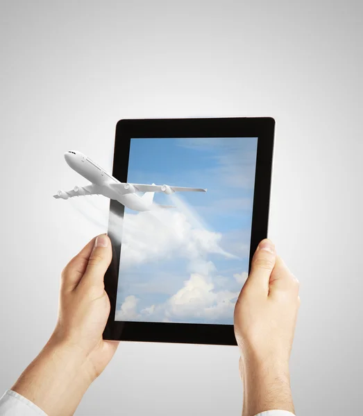 Tablet met vliegtuig — Stockfoto