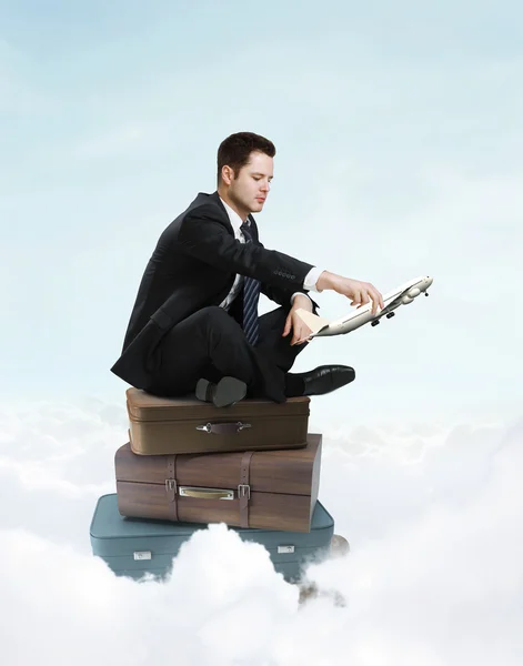 Zakenman zittend op koffer — Stockfoto