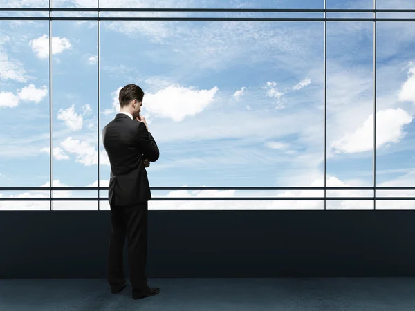 Бізнесмен дивиться в небо — стокове фото