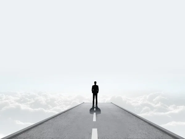 Бизнесмен смотрит в облако — стоковое фото