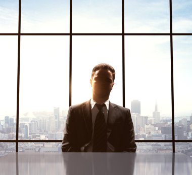 oturan genç işadamı