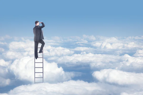 Επιχειρηματίας που στέκεται πάνω σε Σκάλα — Φωτογραφία Αρχείου