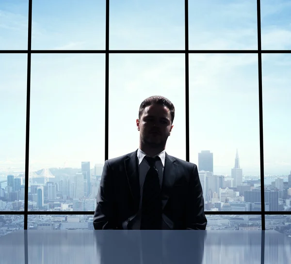 Hombre de negocios sentado en la oficina — Foto de Stock