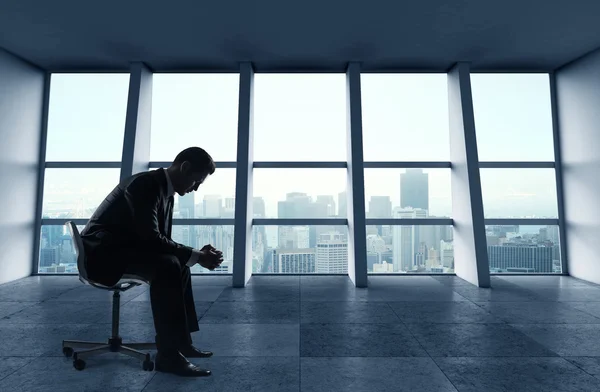 Бизнесмен, сидящий в офисе — стоковое фото