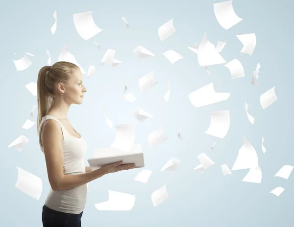 Ragazza che tiene libro — Foto Stock