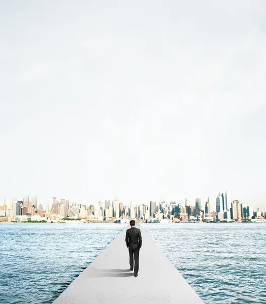 Businessman walking to city — Stock Photo, Image