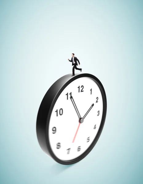 Affärsman runing på klockan — Stockfoto