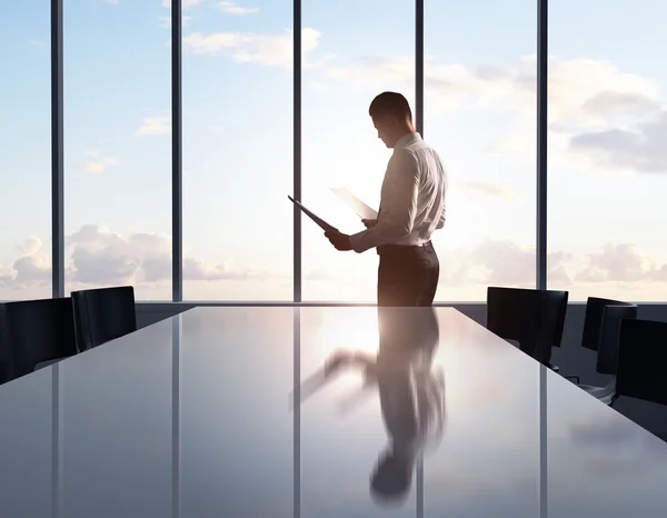 Man with paper — Stock Photo, Image