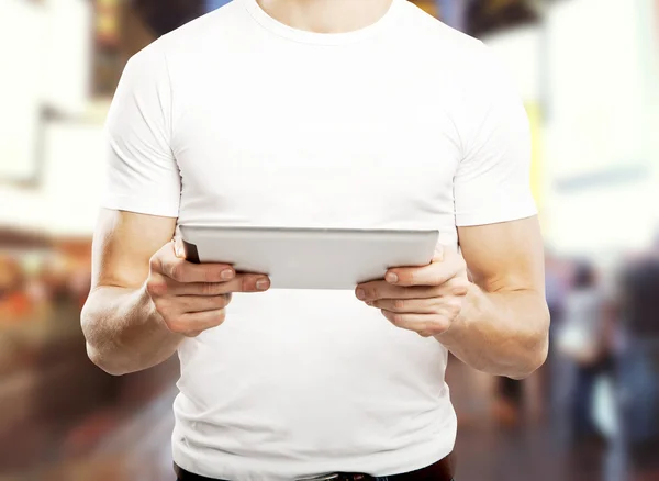 Homem segurando toque pad — Fotografia de Stock